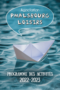 Couverture du programme d'activité représentant un bateau en papier sur l'eau.